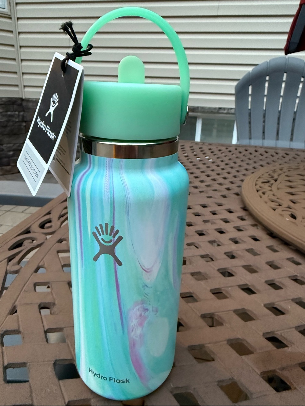 NWT- Hydro Flask “Limited Edition” 32oz Wide Flex Straw Cap. In Jelly Green